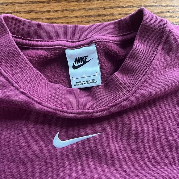 Women’s Nike Phoenix Fleece Oversized Crop Crewneck Sweatshirt - Picture 4 of 5